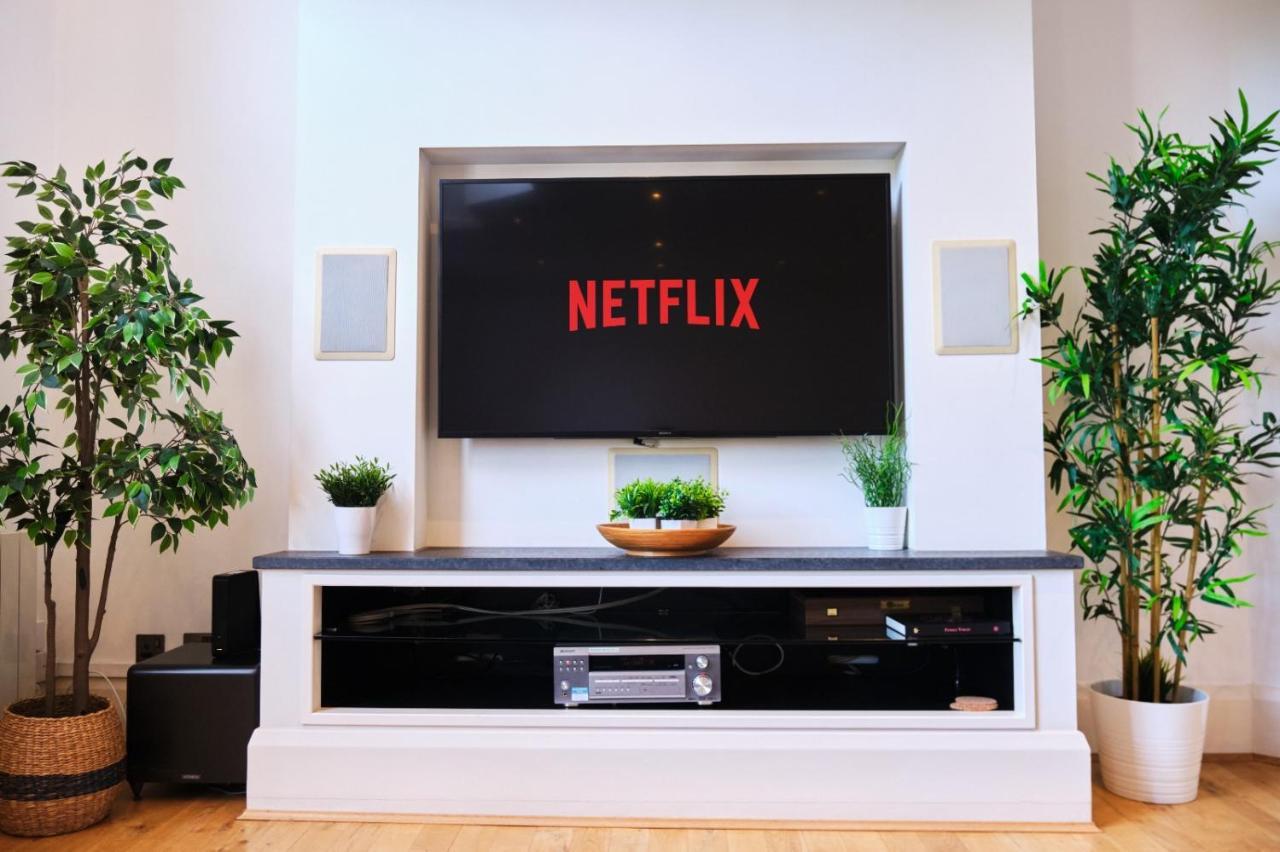 Pluxa Ebony - Fireplace With Workspace & Unlimited Wi-fi Londen