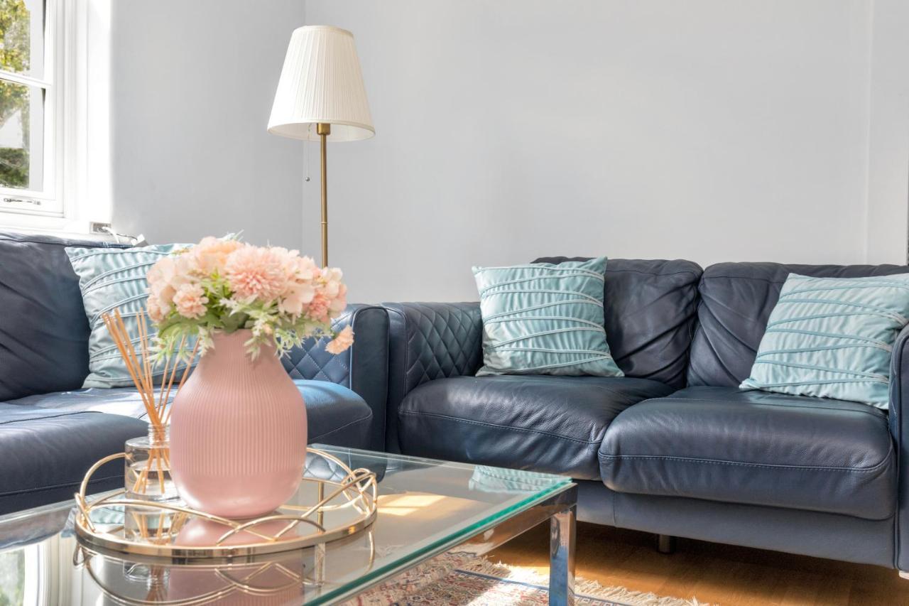 Entire Flat In Heart Of Chelsea Hosted By Zahra