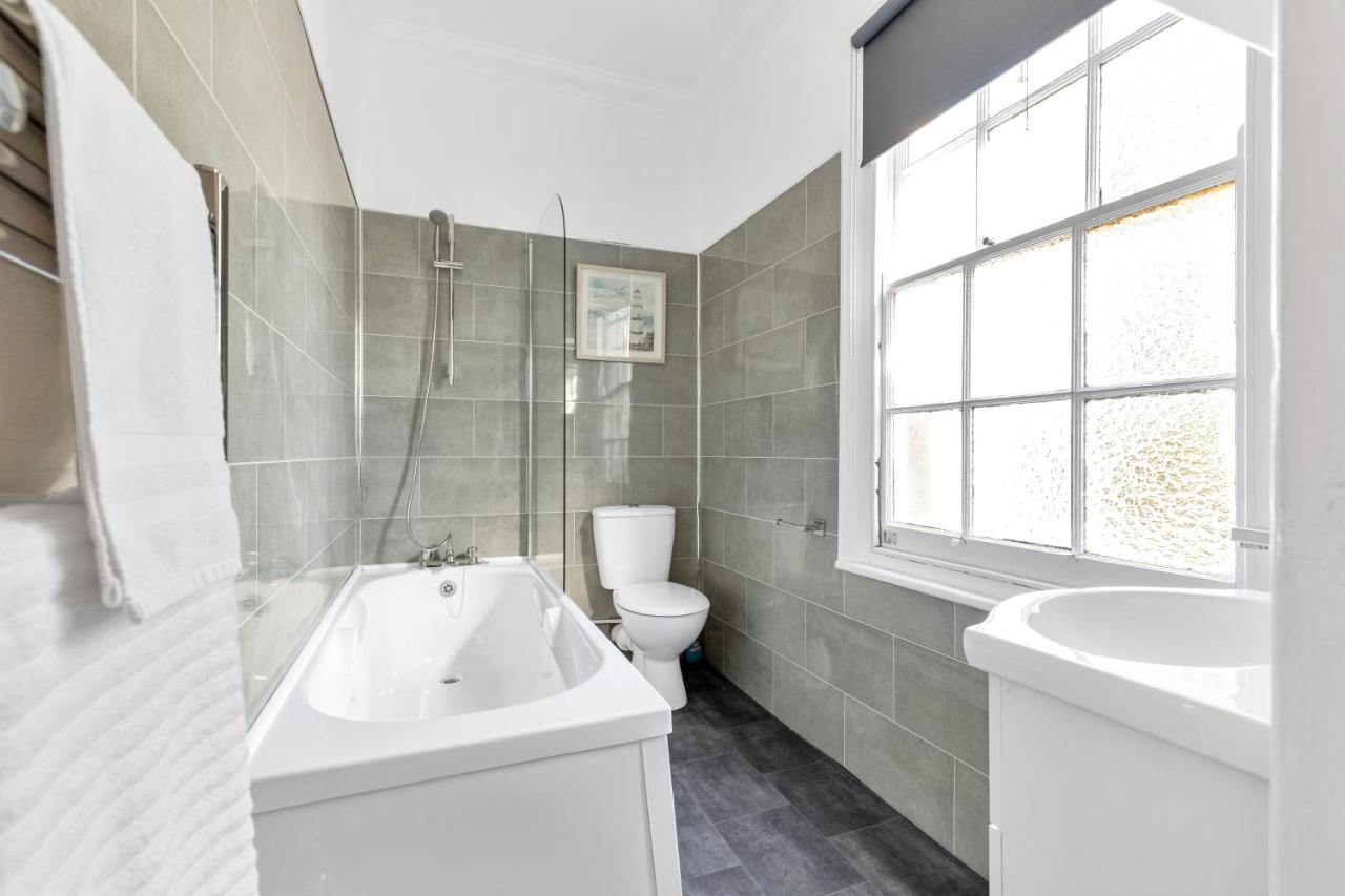 Modern Two Bedroom With Free Parking! Londres
