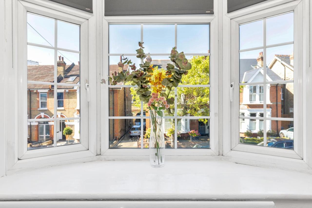 Modern Two Bedroom With Free Parking! *