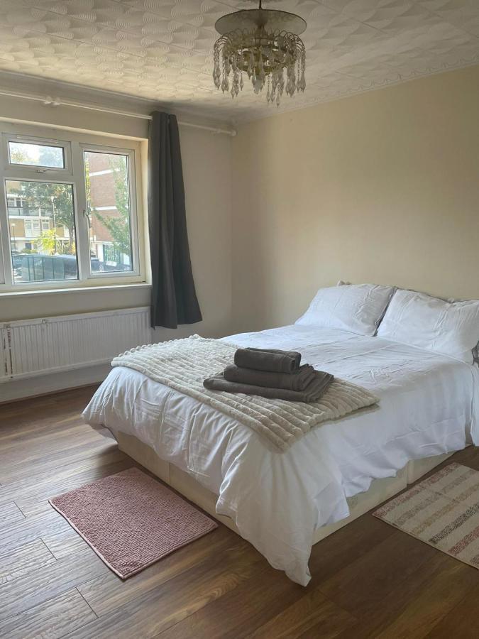 Homestay Single And Doubles Close To