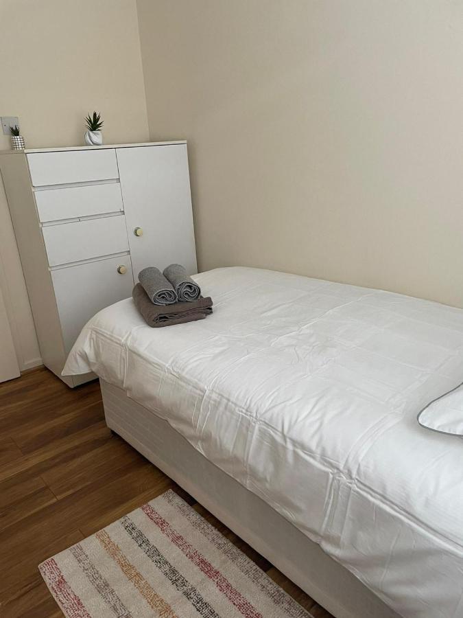 Single And Doubles Close To Homestay London
