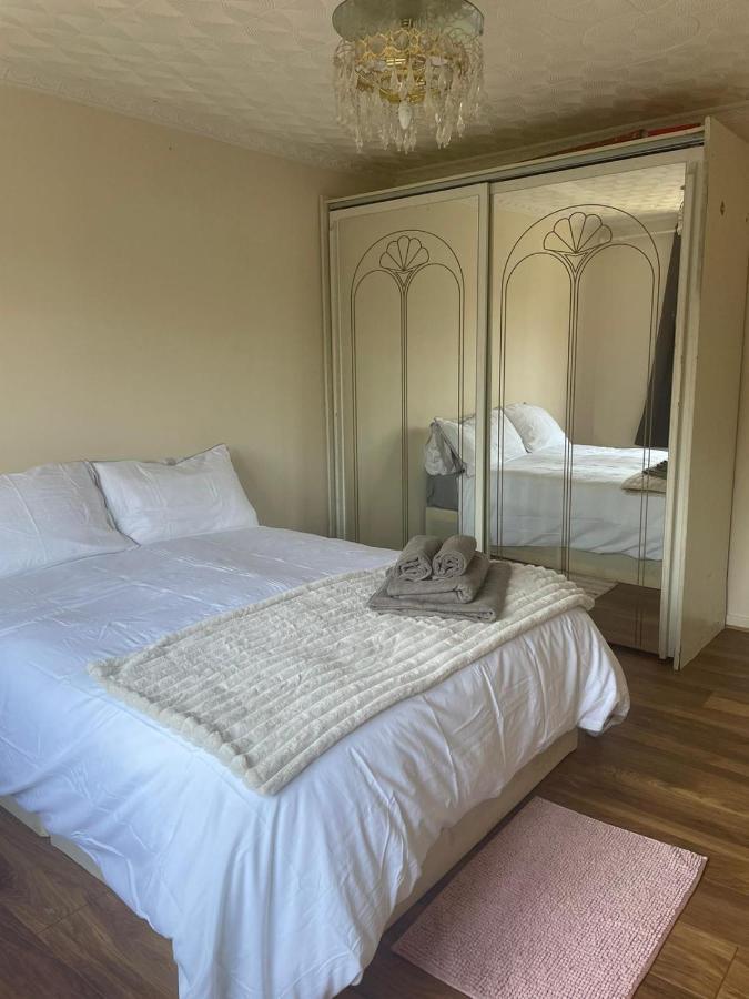 Homestay Single And Doubles Close To