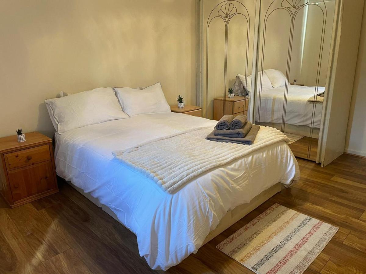 Homestay Single And Doubles Close To