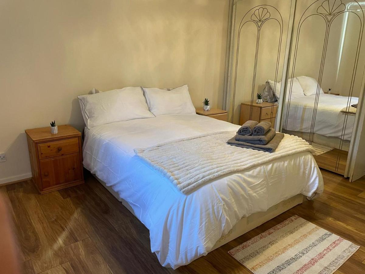 Homestay Single And Doubles Close To