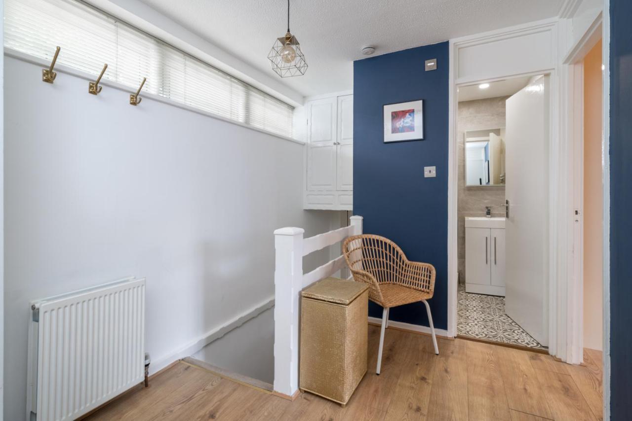 Striking Flat With Charming Garden And Desk Apartamento Londres
