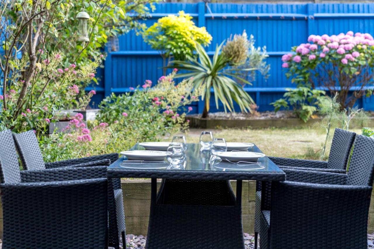 Striking Flat With Charming Garden And Desk *