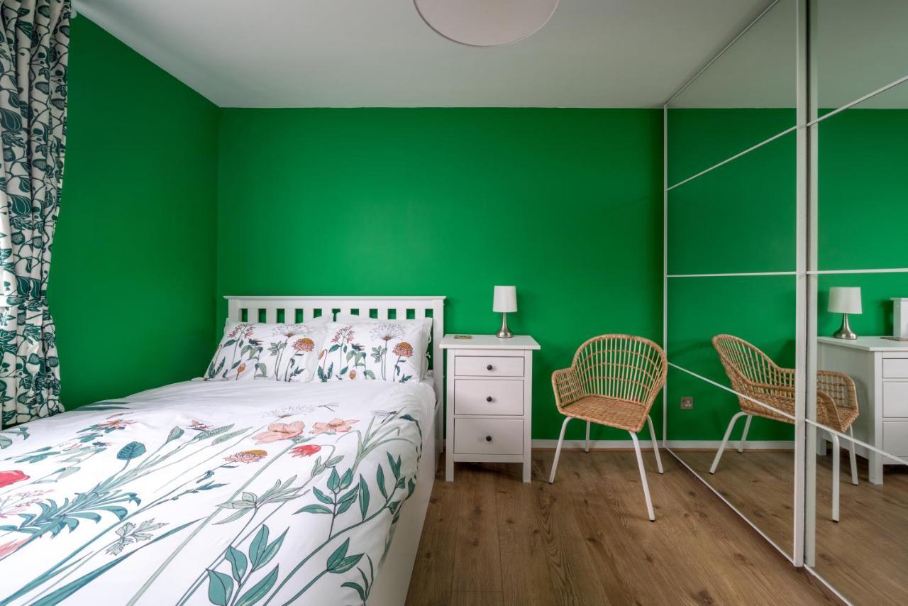 Apartamento Striking Flat With Charming Garden And Desk