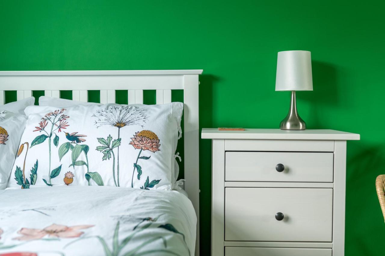 Striking Flat With Charming Garden And Desk Apartamento *