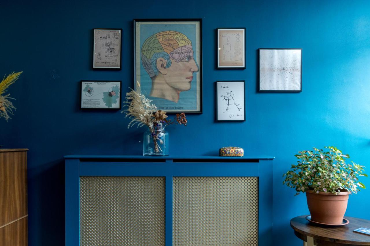 Striking Flat With Charming Garden And Desk