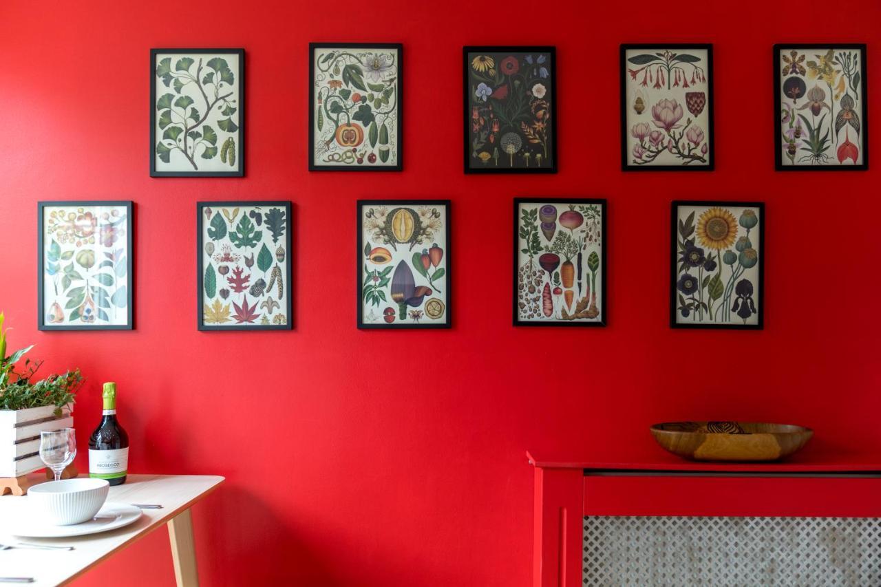 Striking Flat With Charming Garden And Desk *