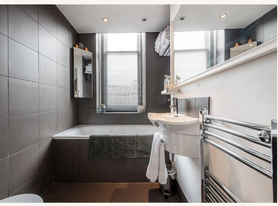 Stunning 2 Bed Apartment *