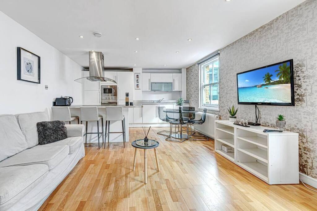 Two Br Flat 5 Mins Walk From Eye G96