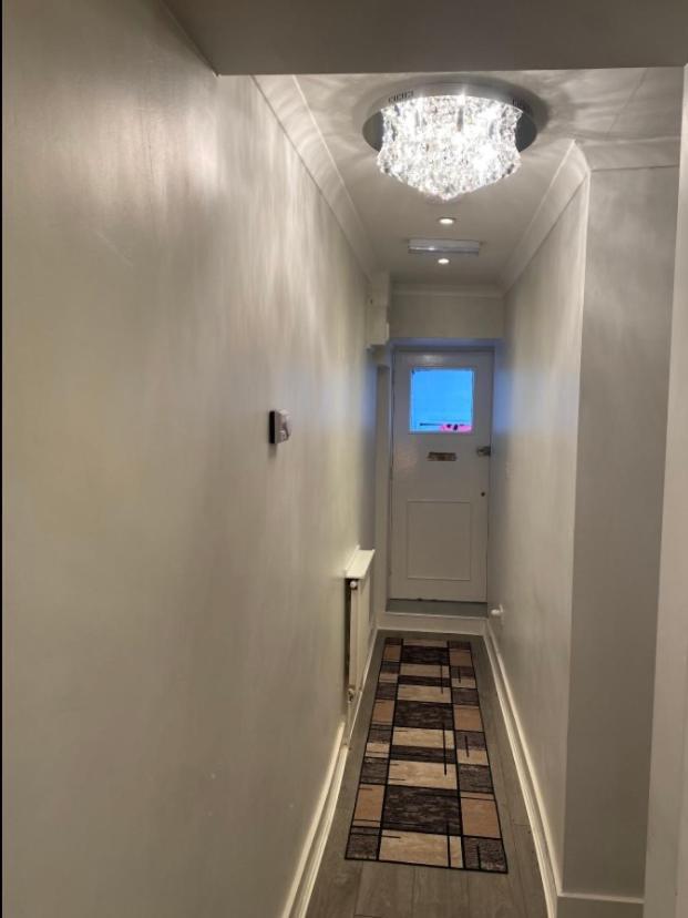 Private Double Bedroom In A 2bedroom Apartment, Connected Via Underground, Overground And Many Bus Routes Apartment *
