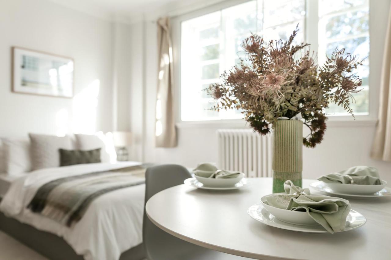 Apartment Beautifully Presented Centrally Located London