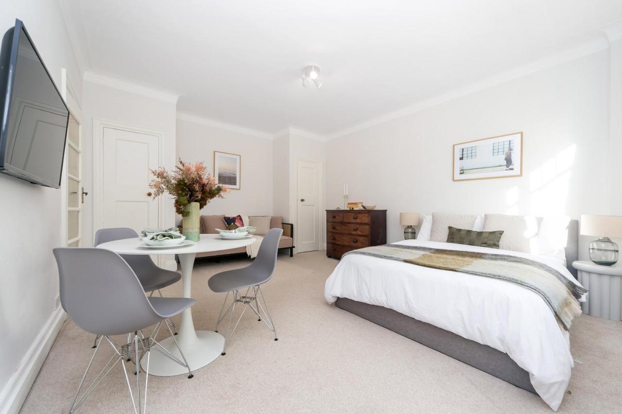 Apartment Beautifully Presented Centrally Located London