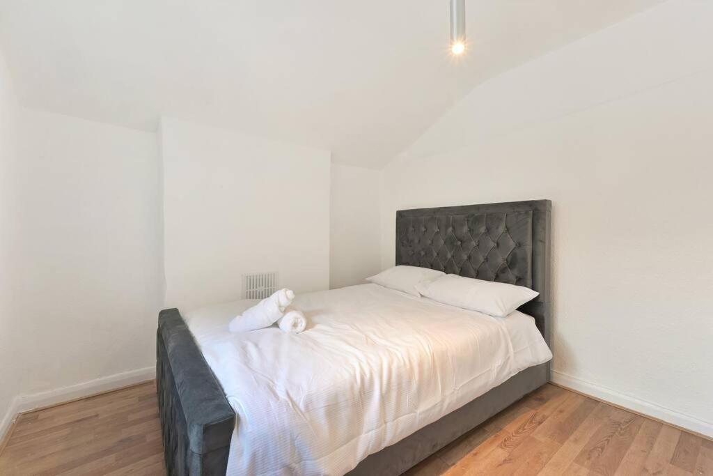 Cosy 3 Bed In Colliers Wood Сasa de vacaciones *