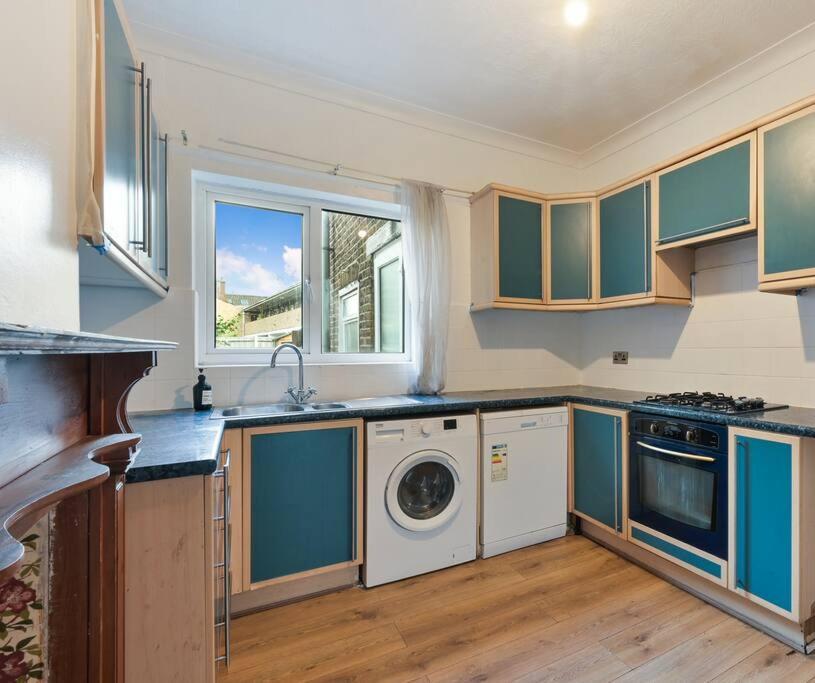 Cosy 3 Bed In Colliers Wood Londres
