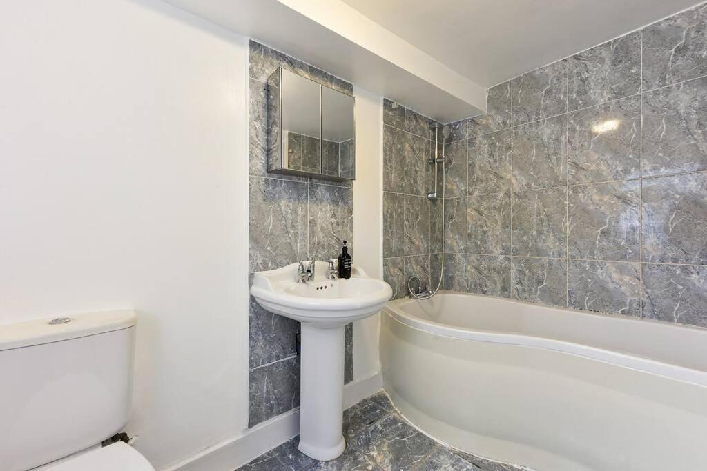 Cosy 3 Bed In Colliers Wood Сasa de vacaciones Londres