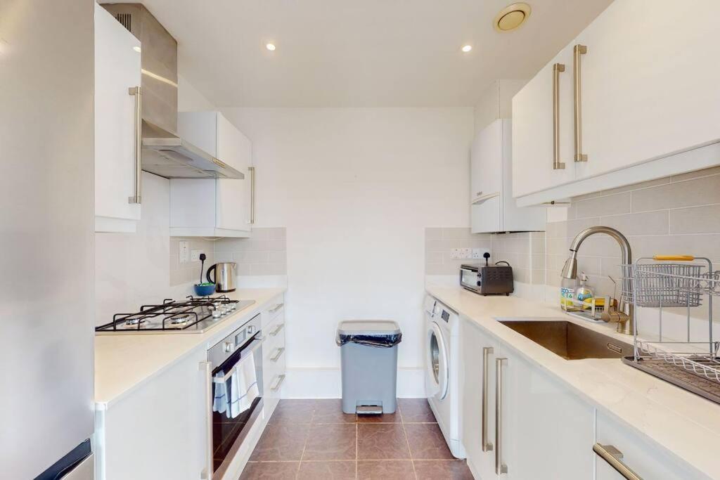 Stunning 1bed Flat With Balcony - 5 Mins To Station Appartement