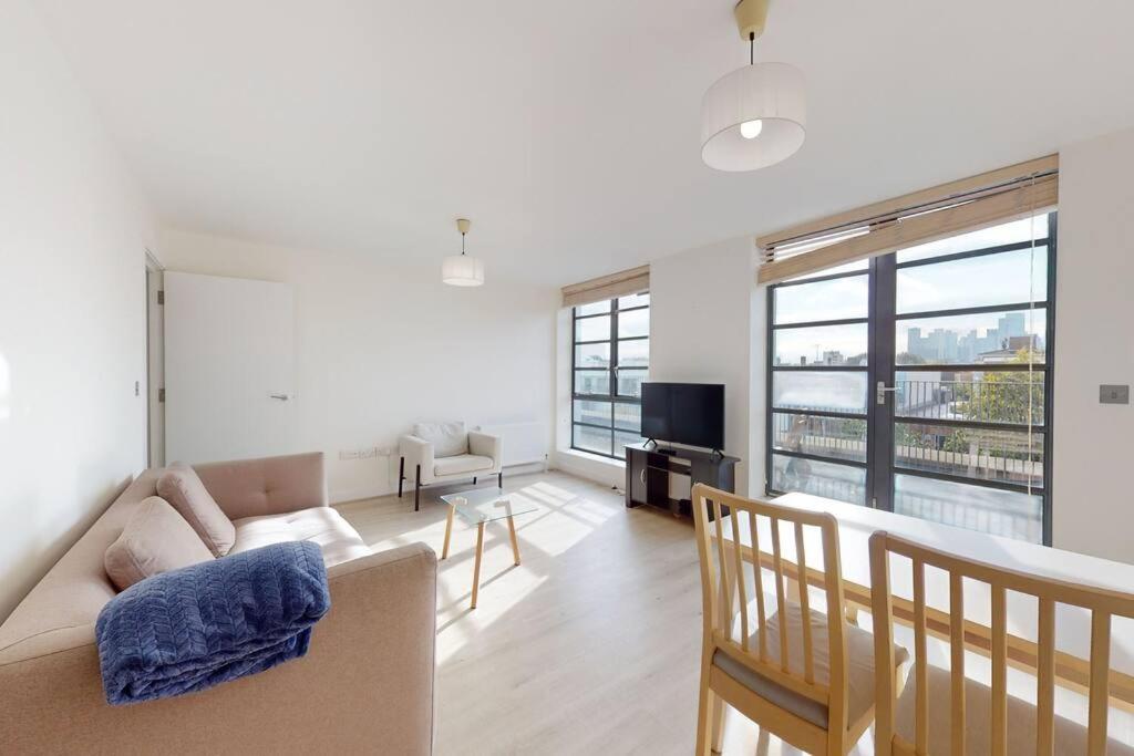 Stunning 1bed Flat With Balcony - 5 Mins To Station * Londen