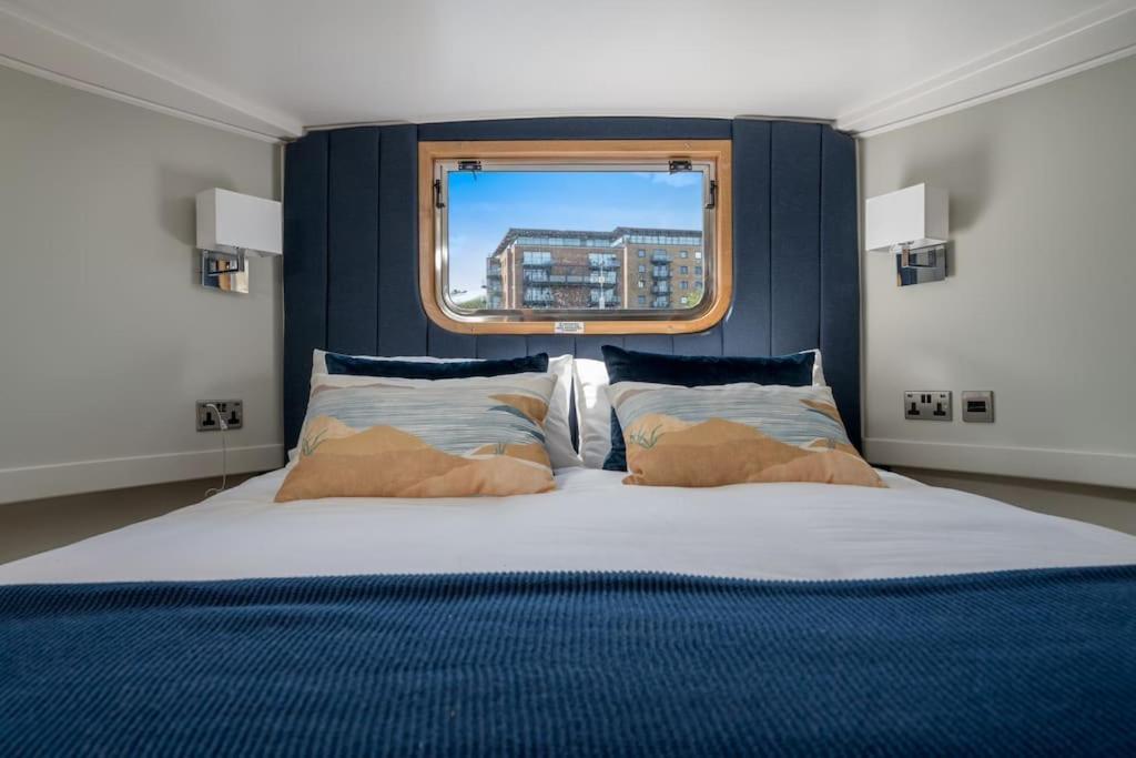 Luxurious Houseboat Near Canary Wharf In Botel London