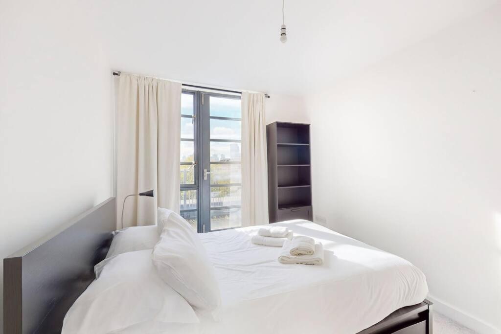 Stunning 1bed Flat With Balcony - 5 Mins To Station * Londen