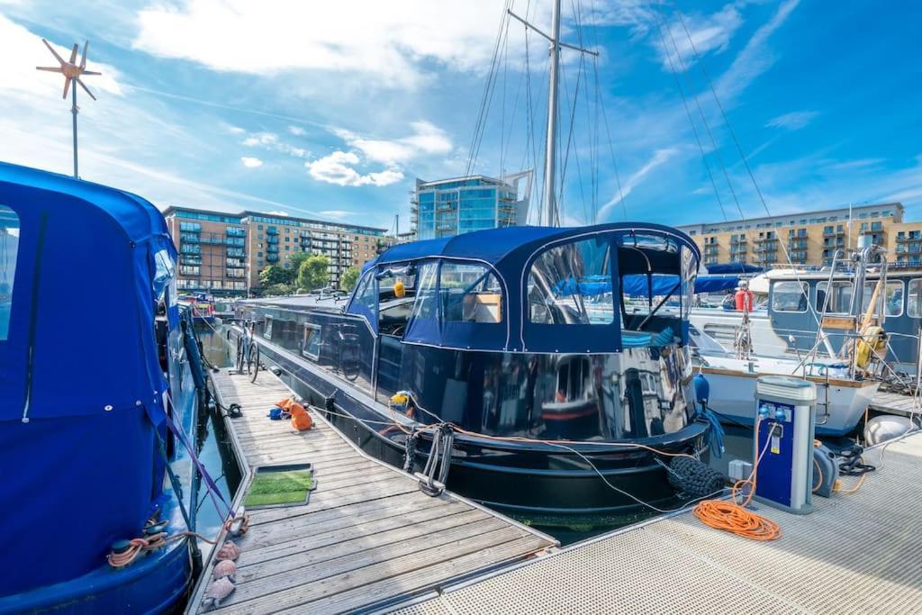 Luxurious Houseboat Near Canary Wharf In Botel London