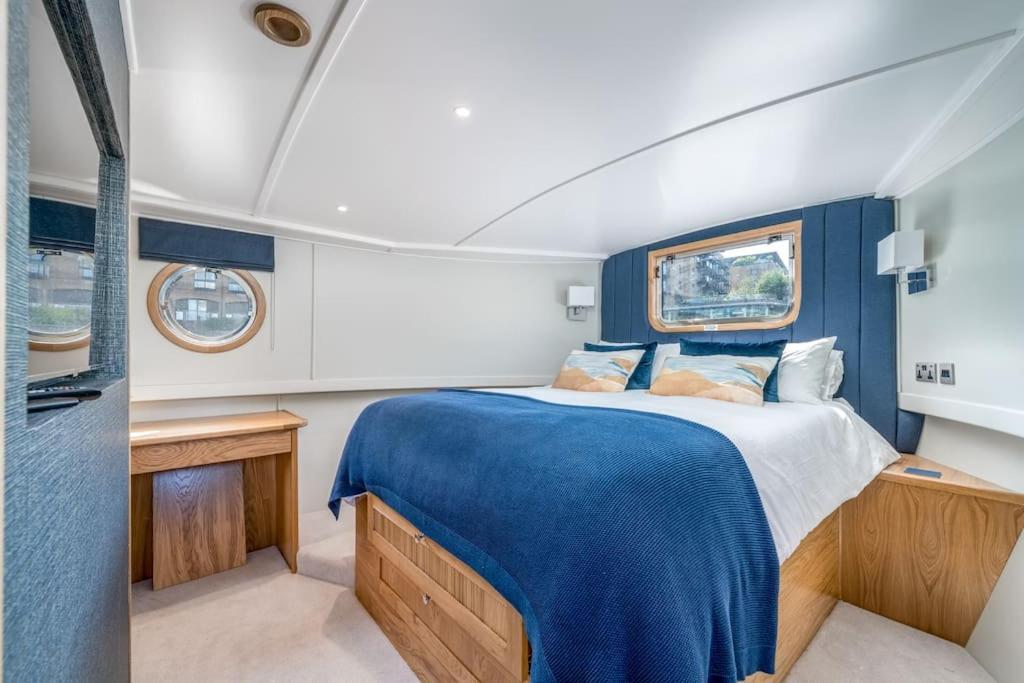 Luxurious Houseboat Near Canary Wharf In London