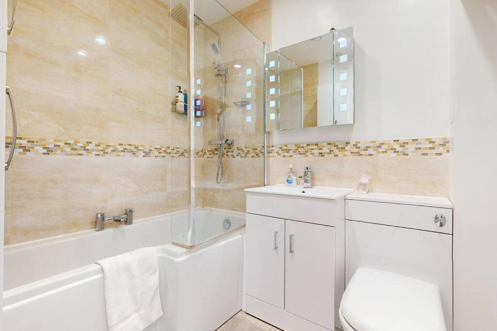 Stunning 1bed Flat With Balcony - 5 Mins To Station Appartement *