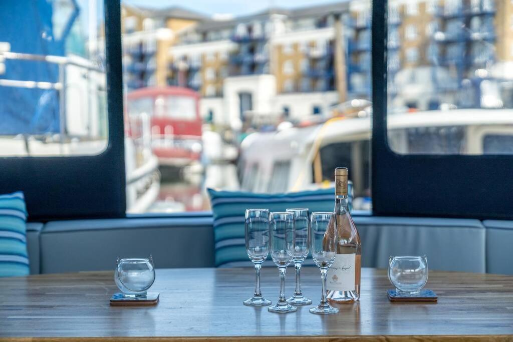 Luxurious Houseboat Near Canary Wharf In * London