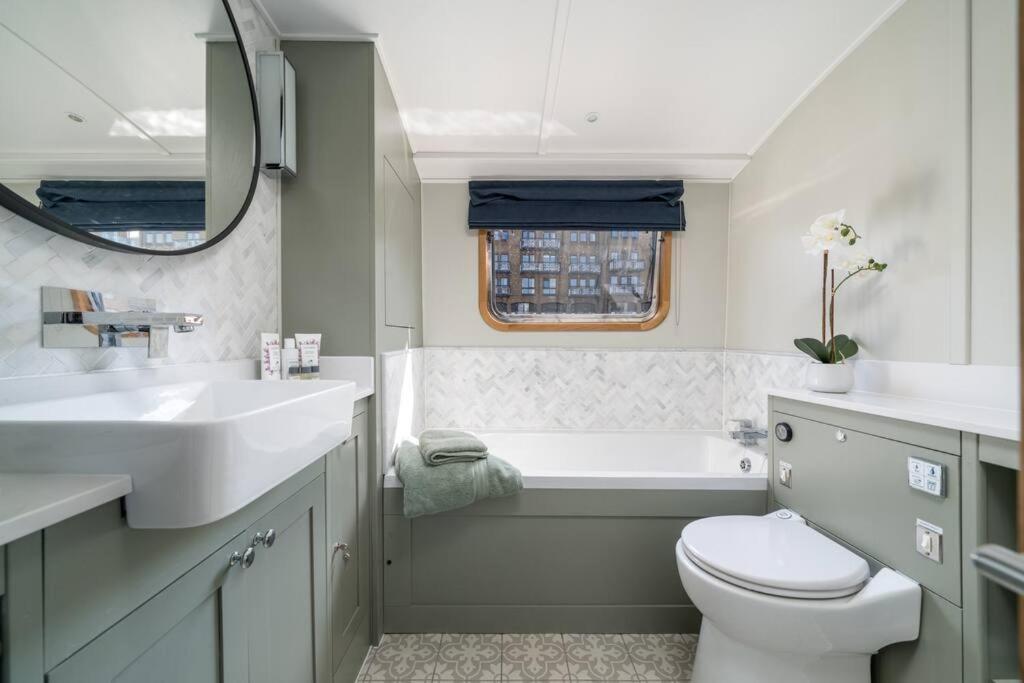 Botel Luxurious Houseboat Near Canary Wharf In