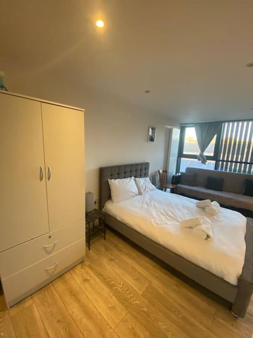 9b - The Bricklane Artistic Studio Apartment *