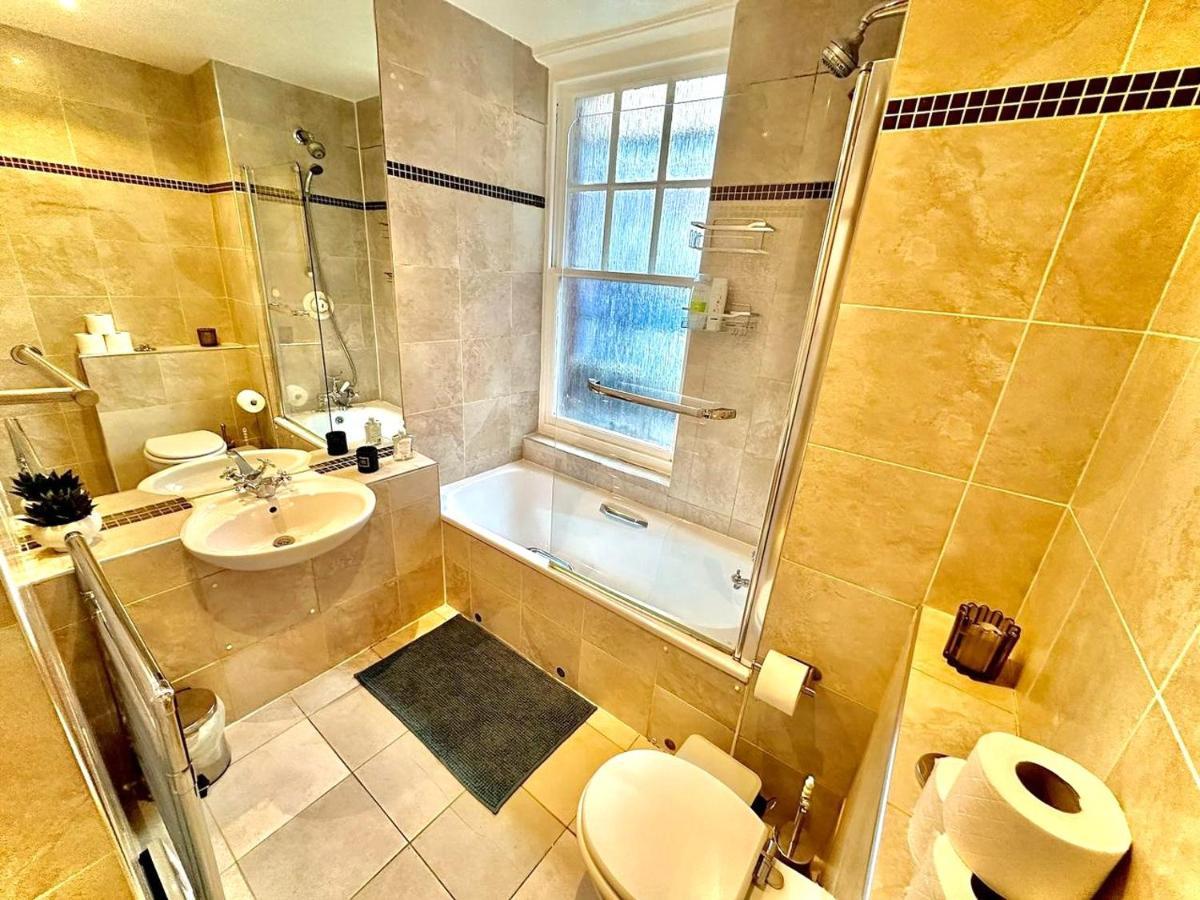 Alluring 2-bed, 2-bath Flat On High Street Kensington, Near Kensington Palace * London