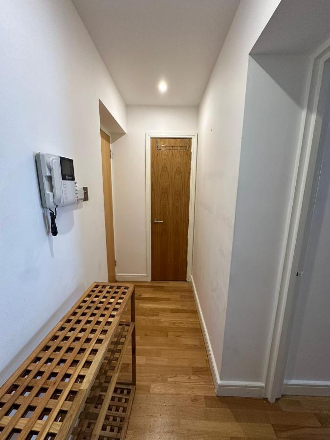 Two Br Flat 5 Mins Walk From Eye G96 London