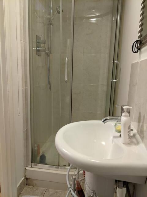 Habitación en casa particular And Peaceful With Your Own Bathroom Londres