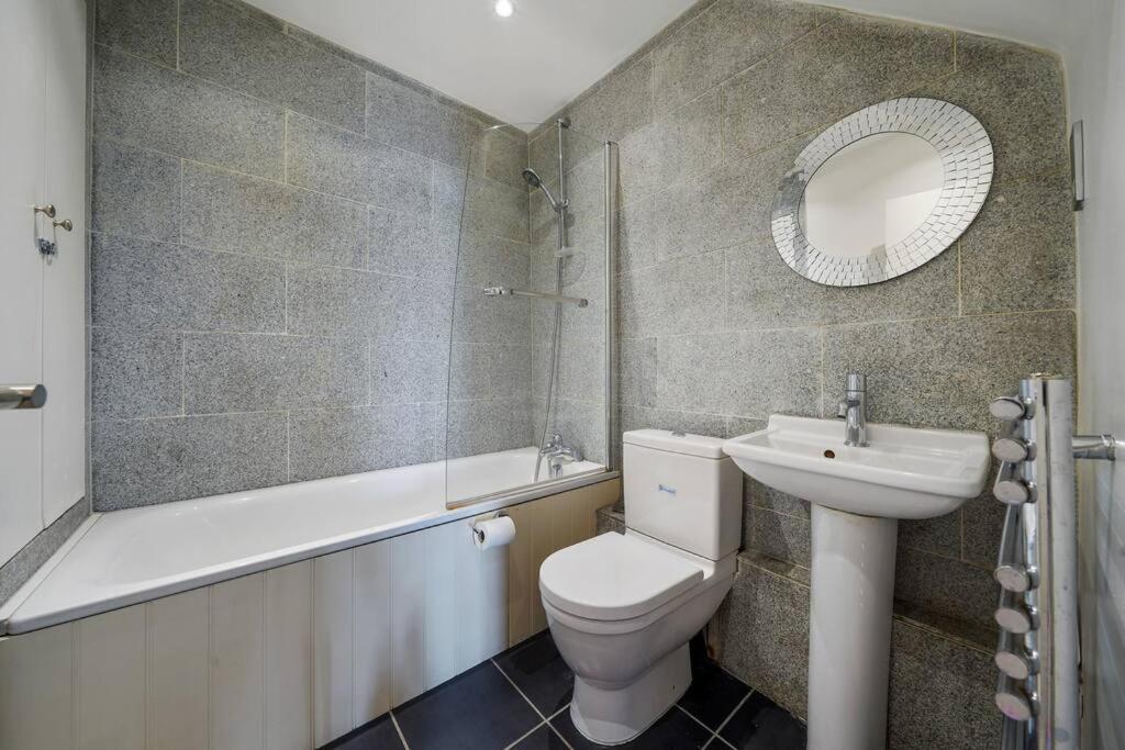 One-bedroom In Queen's Park
