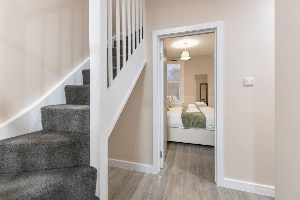 Convenient Spacious House Next Seven Sisters Station Appartement *