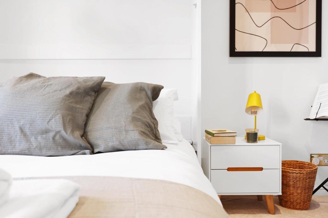 Lovely 3 Bedroom House Short Term & Flexible Renting Limehouse With Private Parking And Garden! Apartamento *