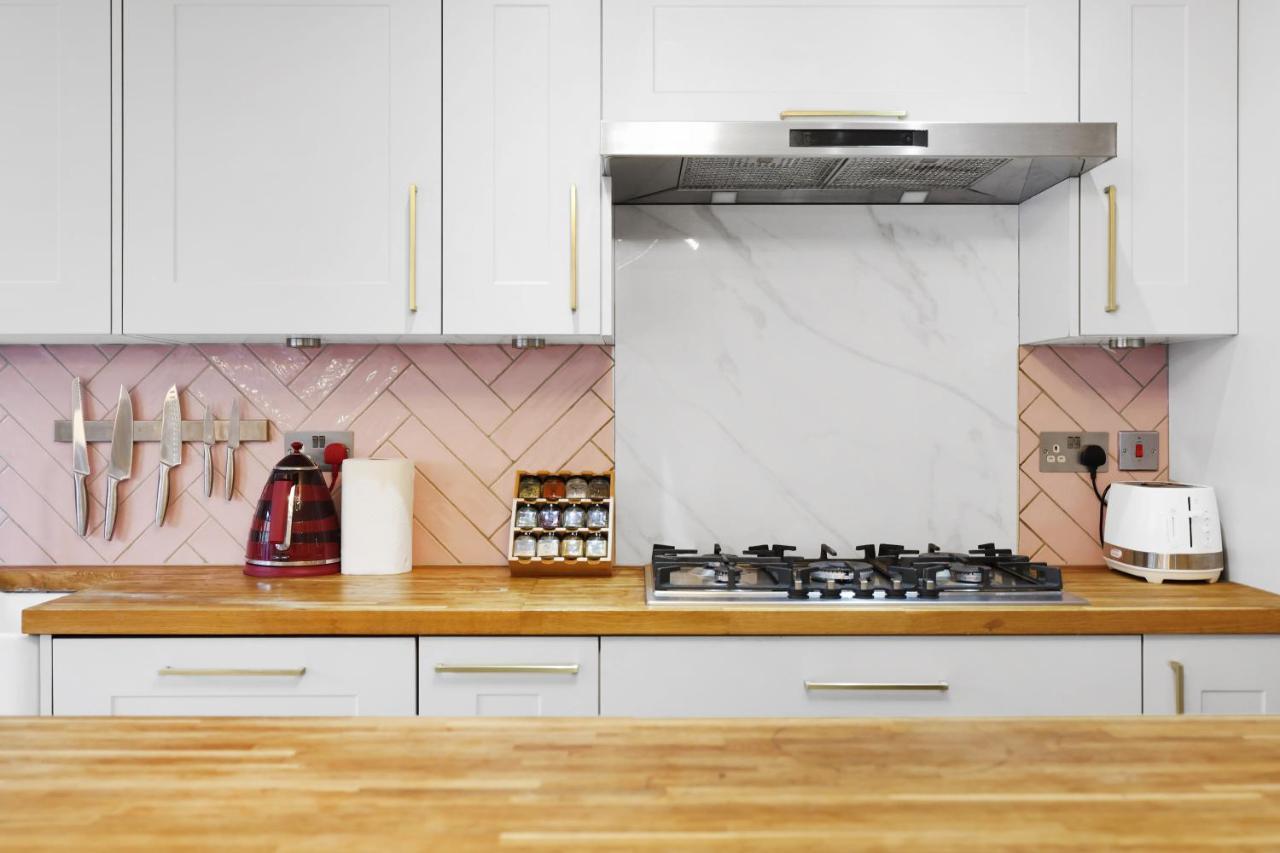 Lovely 3 Bedroom House Short Term & Flexible Renting Limehouse With Private Parking And Garden! Apartamento Londres