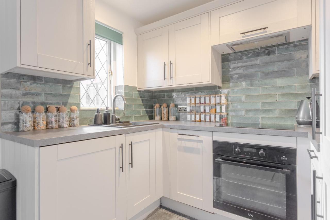 Appartement 2 King Beds Modern Refurb Flat - 10 Min 2 Bridge - Sleeps 6 Londen