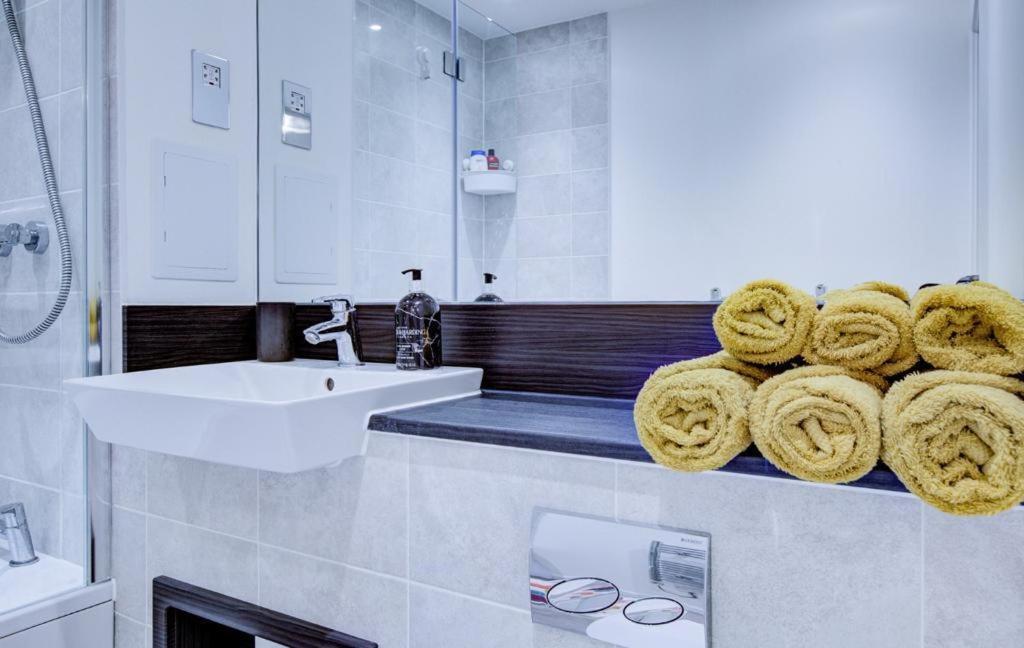 Luxury 2 Bed Flat In A New Block In East Acton London