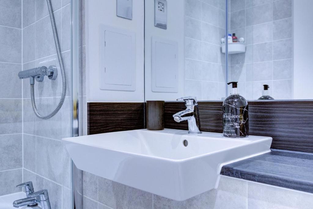 Luxury 2 Bed Flat In A New Block In East Acton Apartment London