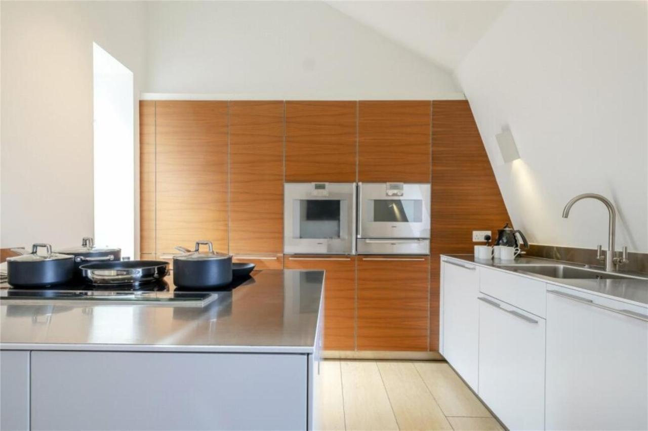Lux, Large Central Mayfair Location Flat * London