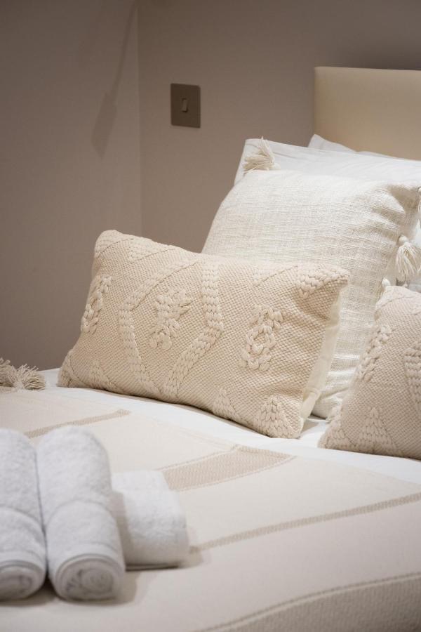 Luxurious 2 King-size Bed Flat With Patio Apartamento Londres