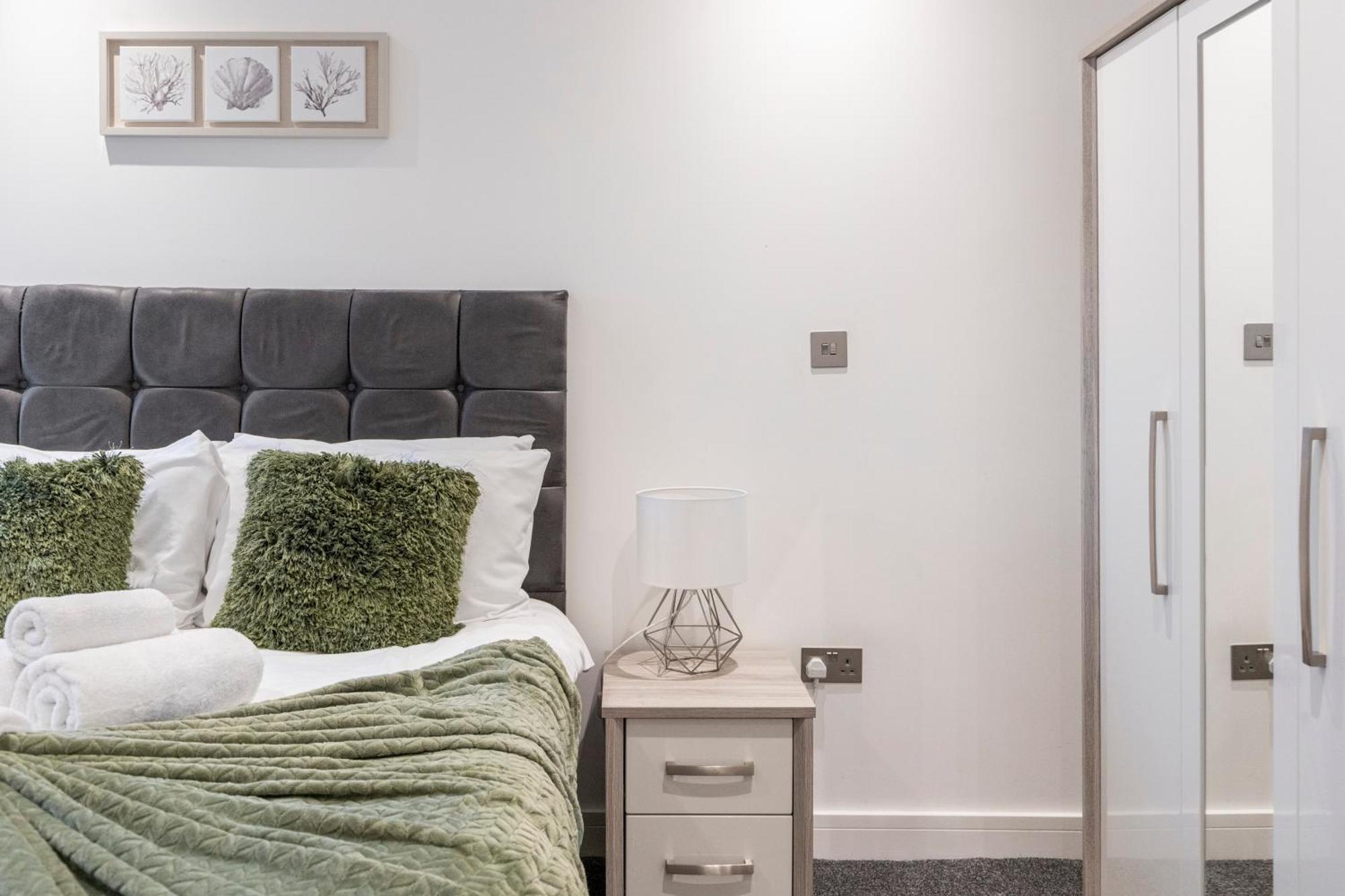 Bright And Spacious - Excellent Location Apartment *