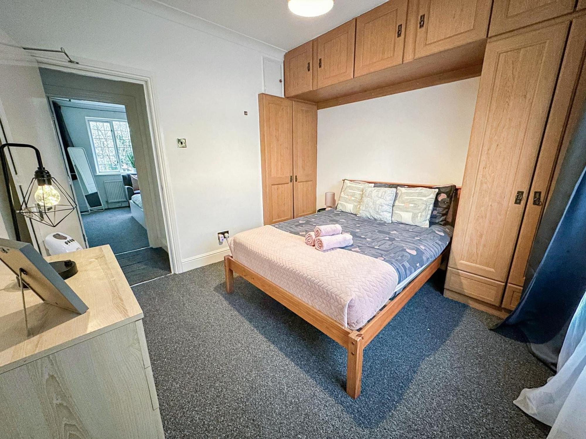 Cosy Near Hampstead Heath With Free On-site Parking & Private Gardens, Golders Green Londres