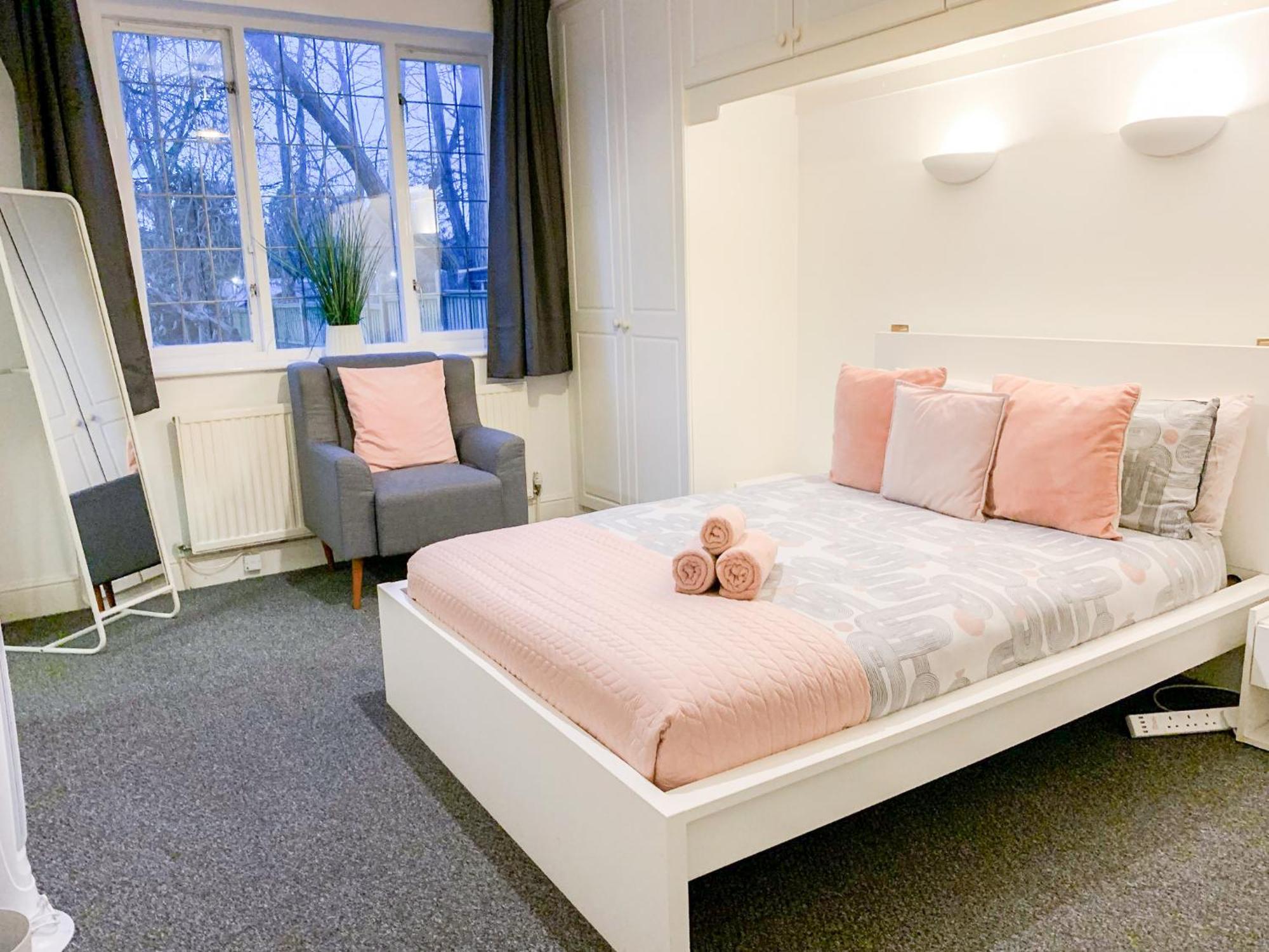Cosy Near Hampstead Heath With Free On-site Parking & Private Gardens, Golders Green *