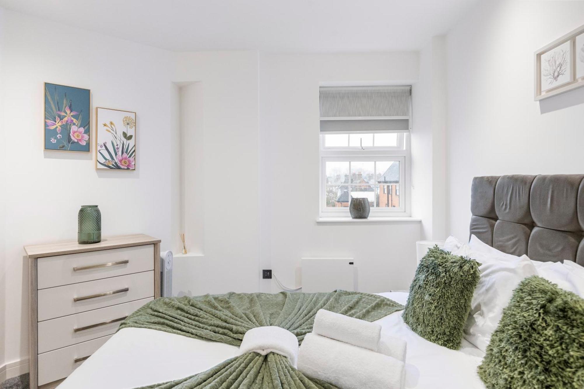 Bright And Spacious - Excellent Location Apartment *