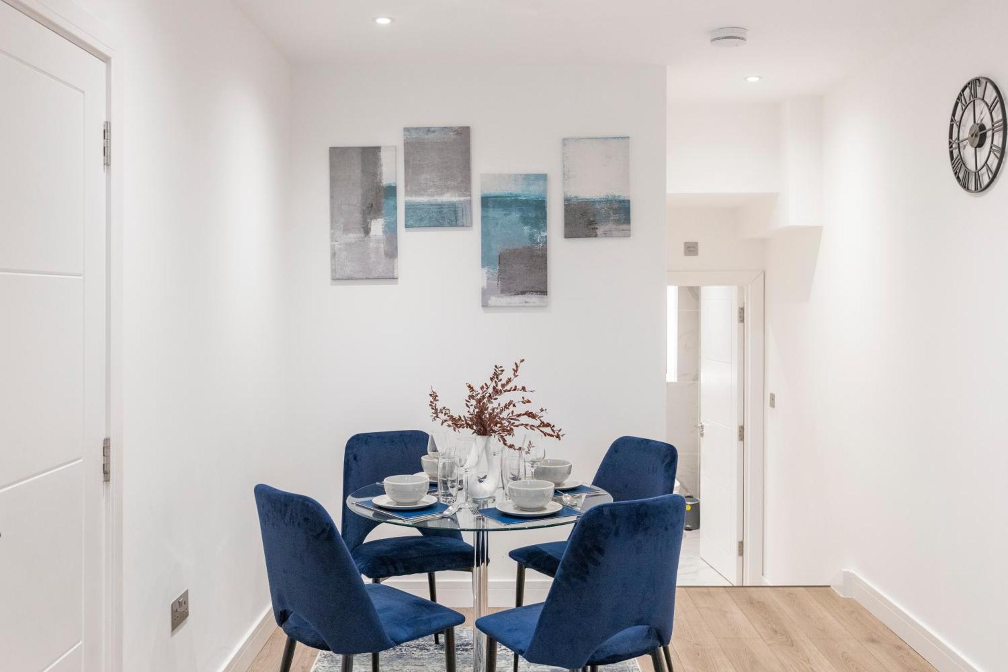 Bright And Spacious - Excellent Location Apartment